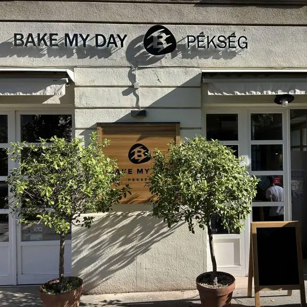 A Bake My Day pékség bejárata az új tölgy cégtáblával