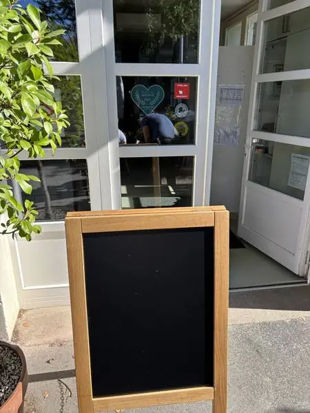 Fa keretes krétás tábla a pékség bejárata előtt