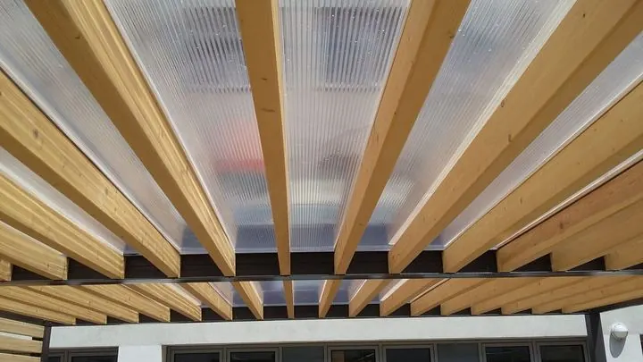A pergola lécezett teteje alulról, áttetsző fedéssel
