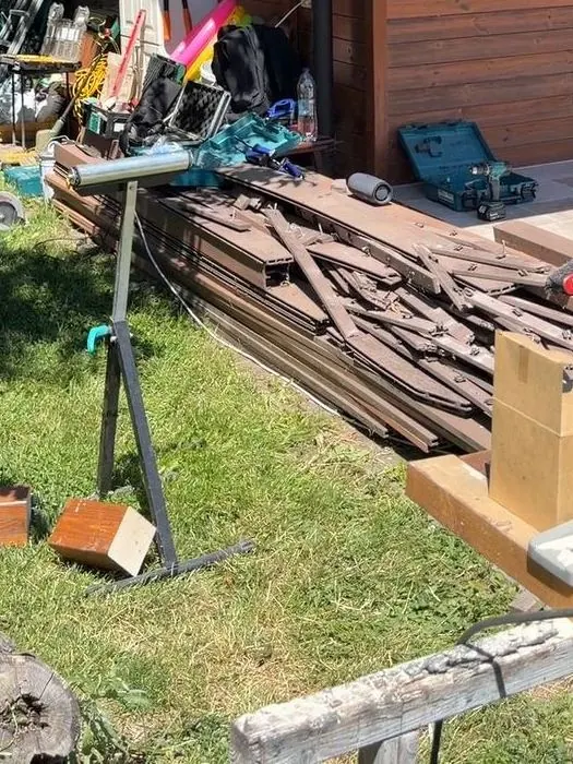 A régi teraszból kibontott deszkák a füvön
